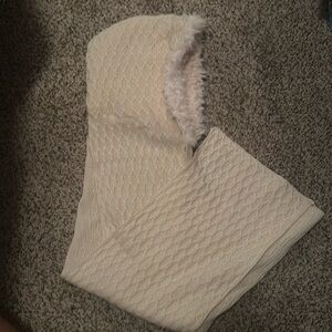 🧣 MukLuks hooded scarf 🤍